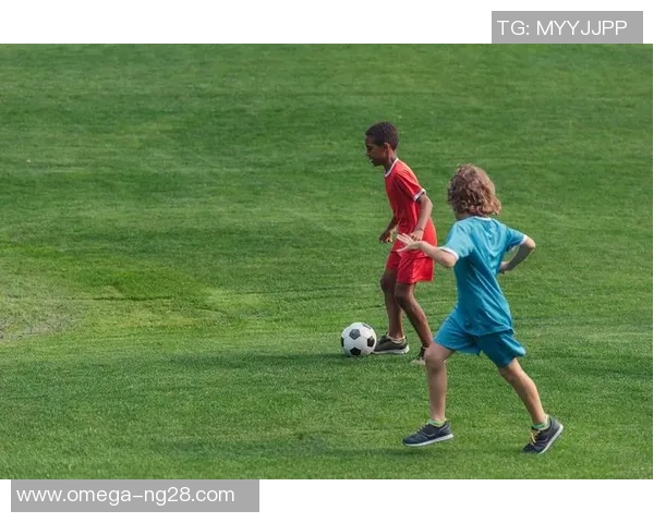 阿狸在绿茵场上尽情挥洒汗水的足球精彩瞬间图片分享